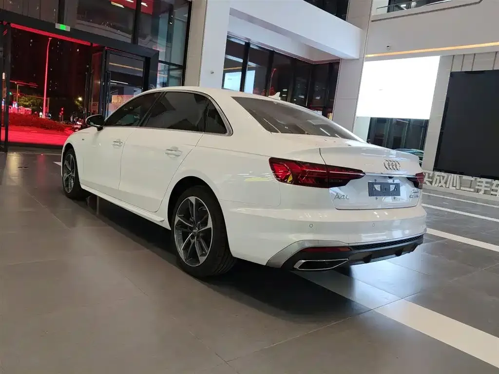 Audi A4L 2021 из CN, фото 4