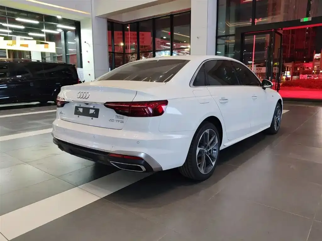 Audi A4L 2021 из CN, фото 9