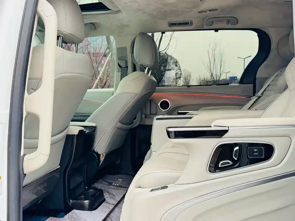 Toyota Sienna 2022 из CN, фото 2
