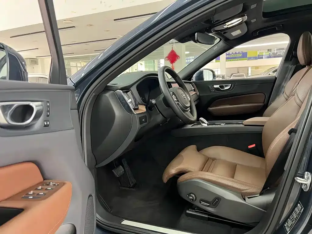 Volvo XC60 2024 из CN, фото 3