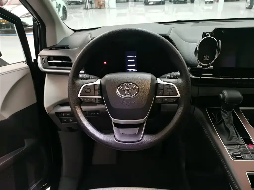 Toyota Sienna 2025 из CN, фото 3