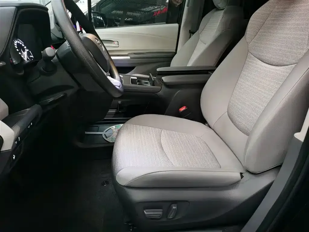 Toyota Sienna 2025 из CN, фото 9
