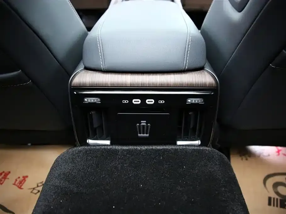 Toyota Crown (Import) 2024 из CN, фото 9