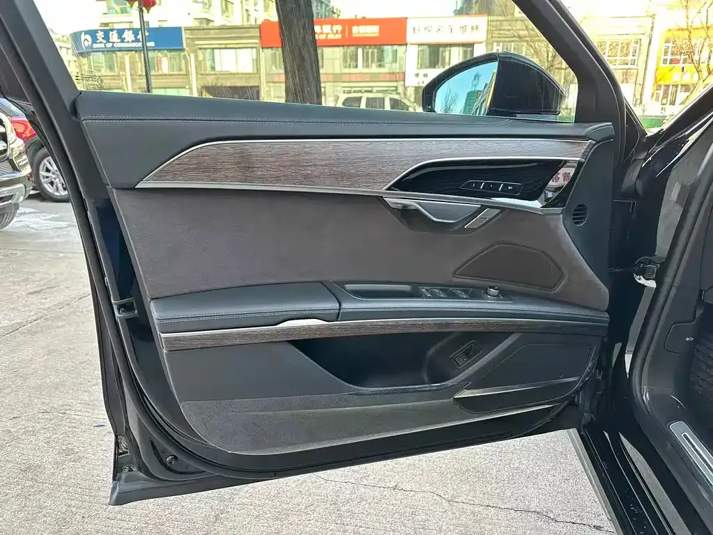 Audi A8 2023 из CN, фото 3