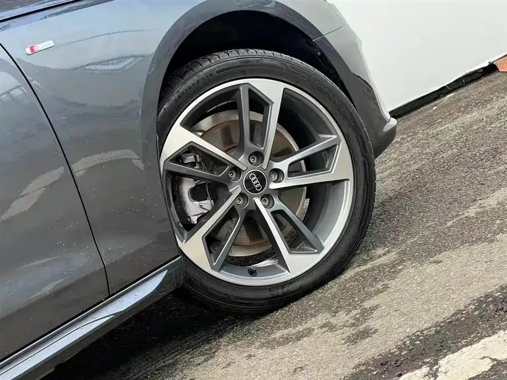 Audi A4L 2023 из CN, фото 10