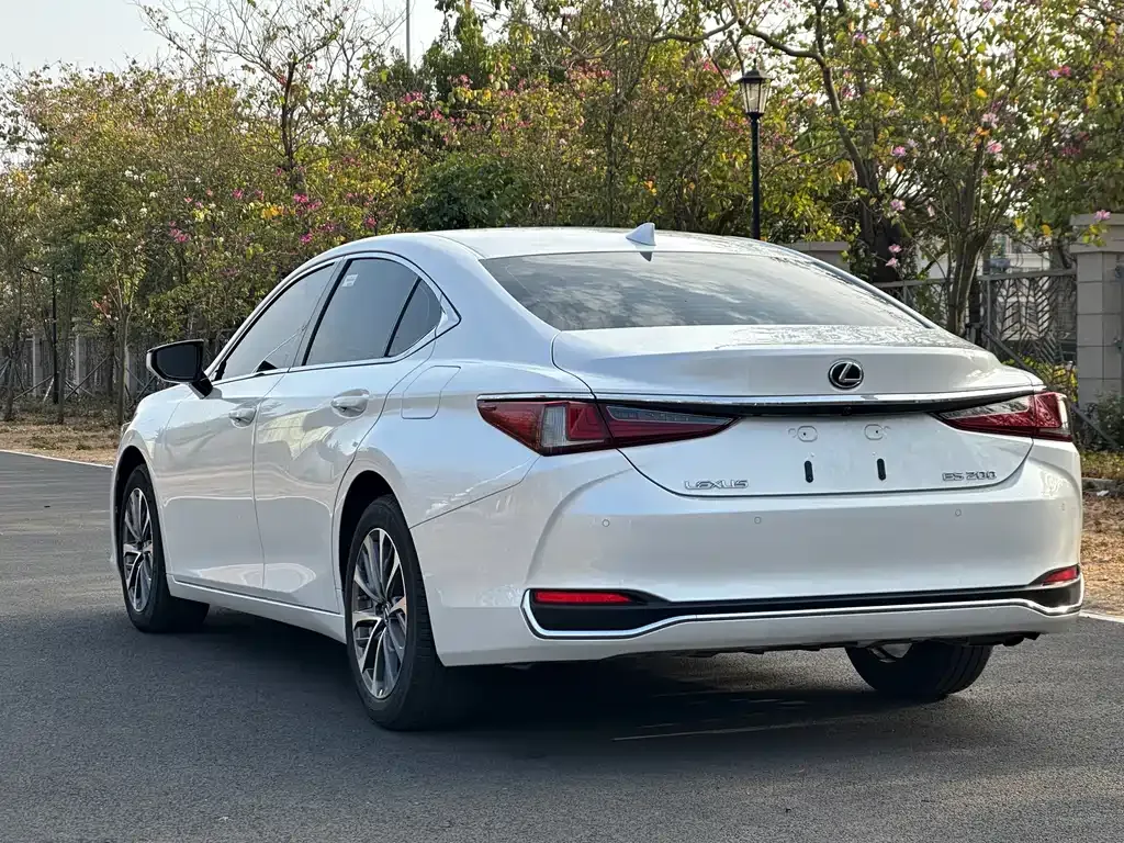 Lexus ES — фото 10