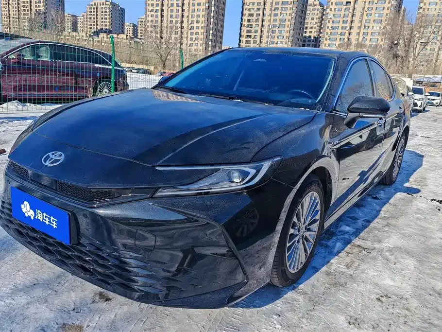 Toyota Camry — фото 1