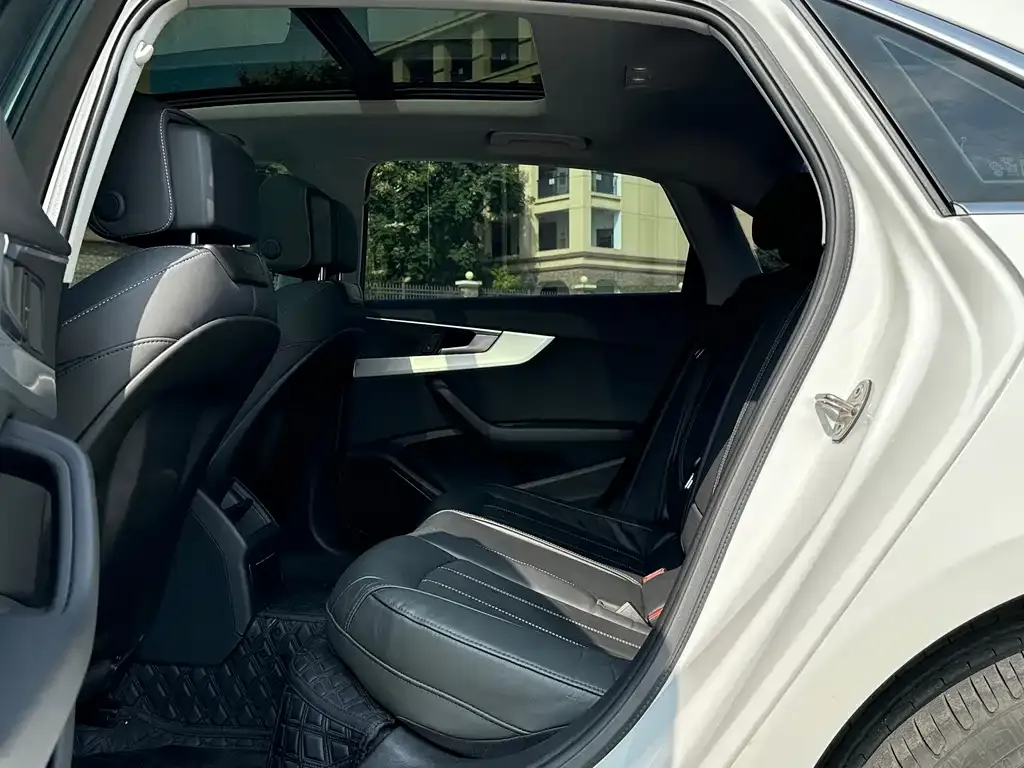 Audi A4L 2022 из CN, фото 6