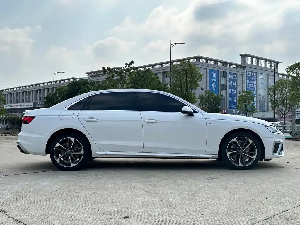 Audi A4L 2022 из CN, фото 4