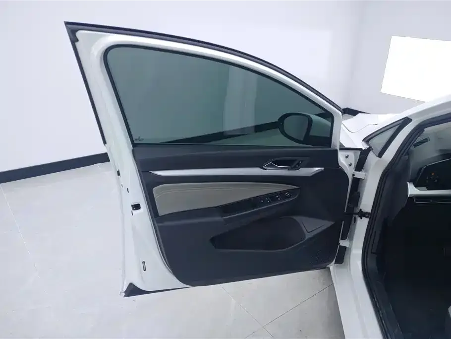 Volkswagen Golf 2023 из CN, фото 4