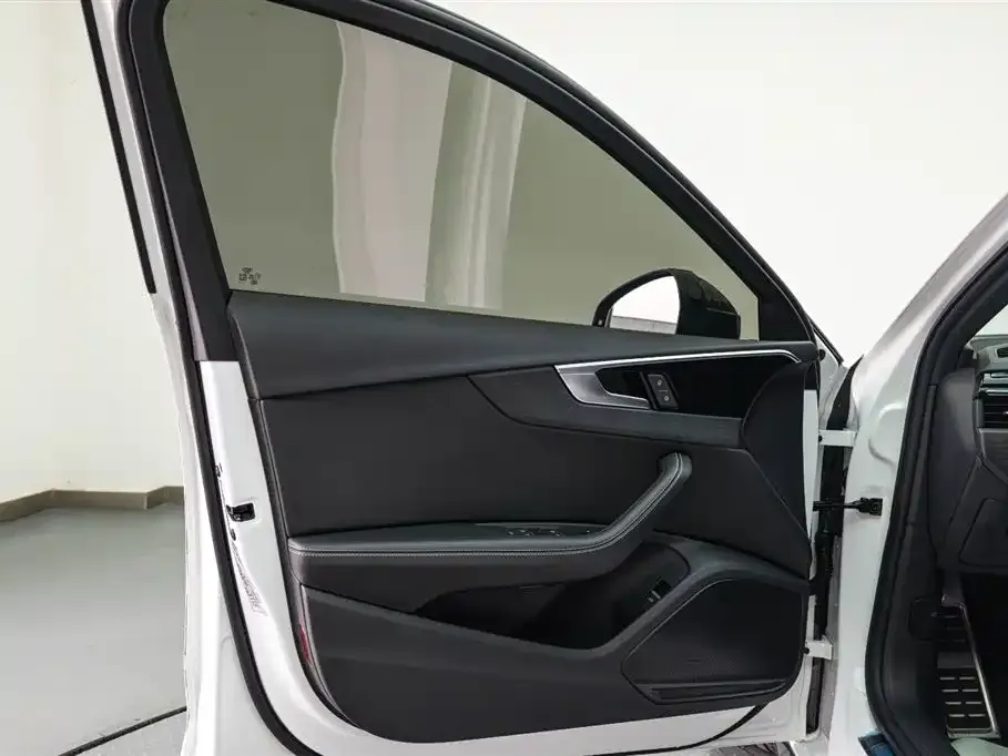 Audi A4L 2023 из CN, фото 4