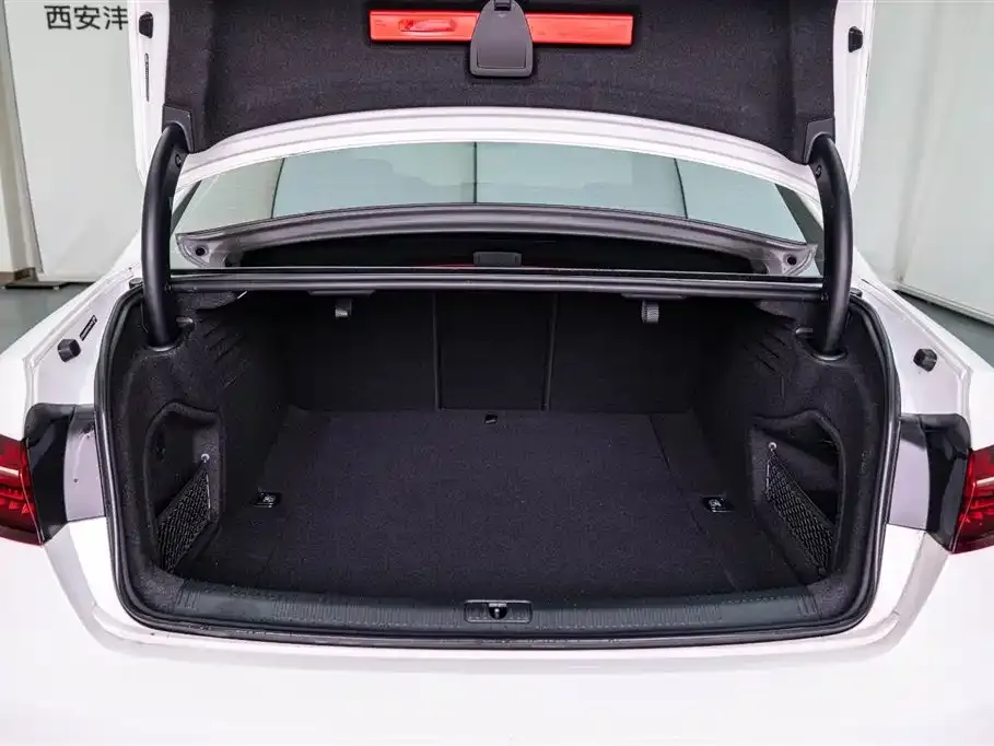 Audi A4L 2023 из CN, фото 9