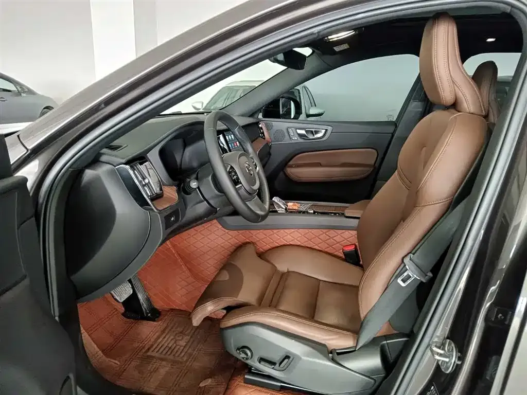 Volvo XC60 2024 из CN, фото 4