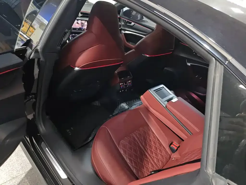 Audi A7L 2023 из CN, фото 4
