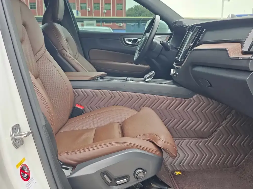 Volvo XC60 PHEV 2022 из CN, фото 8