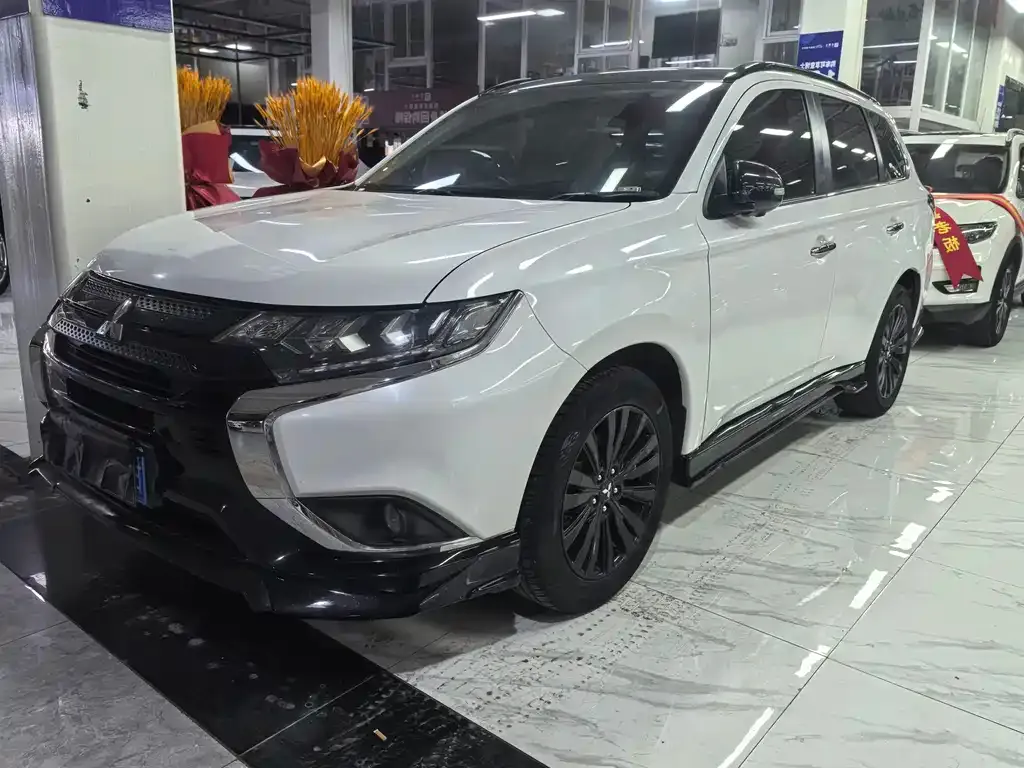 Mitsubishi Outlander 2023 из CN, фото 1