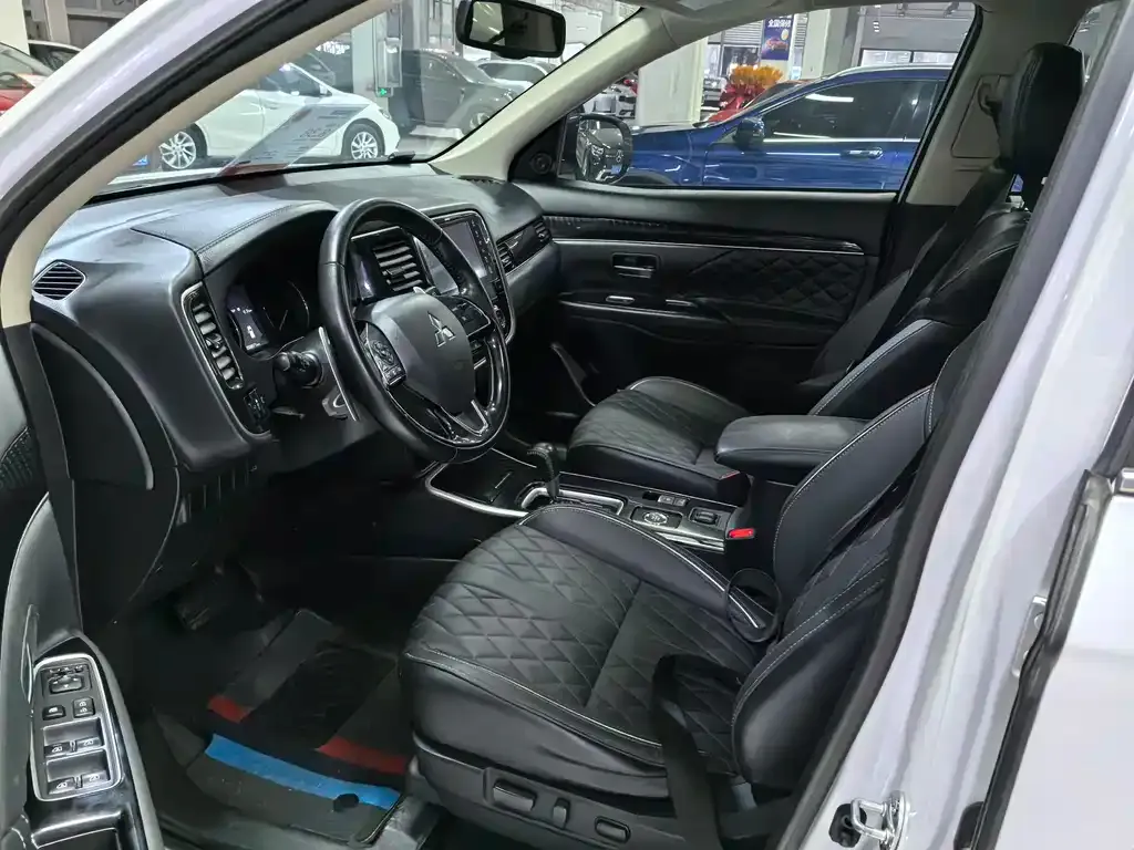 Mitsubishi Outlander 2023 из CN, фото 2