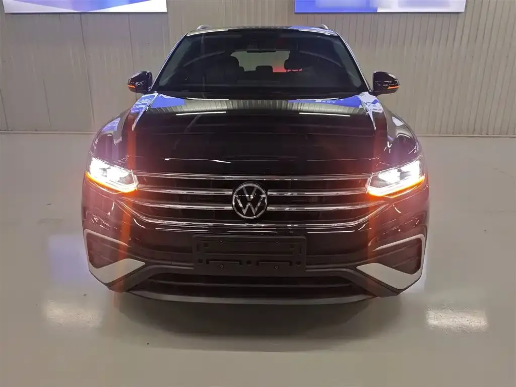 Volkswagen Tiguan L — фото 2
