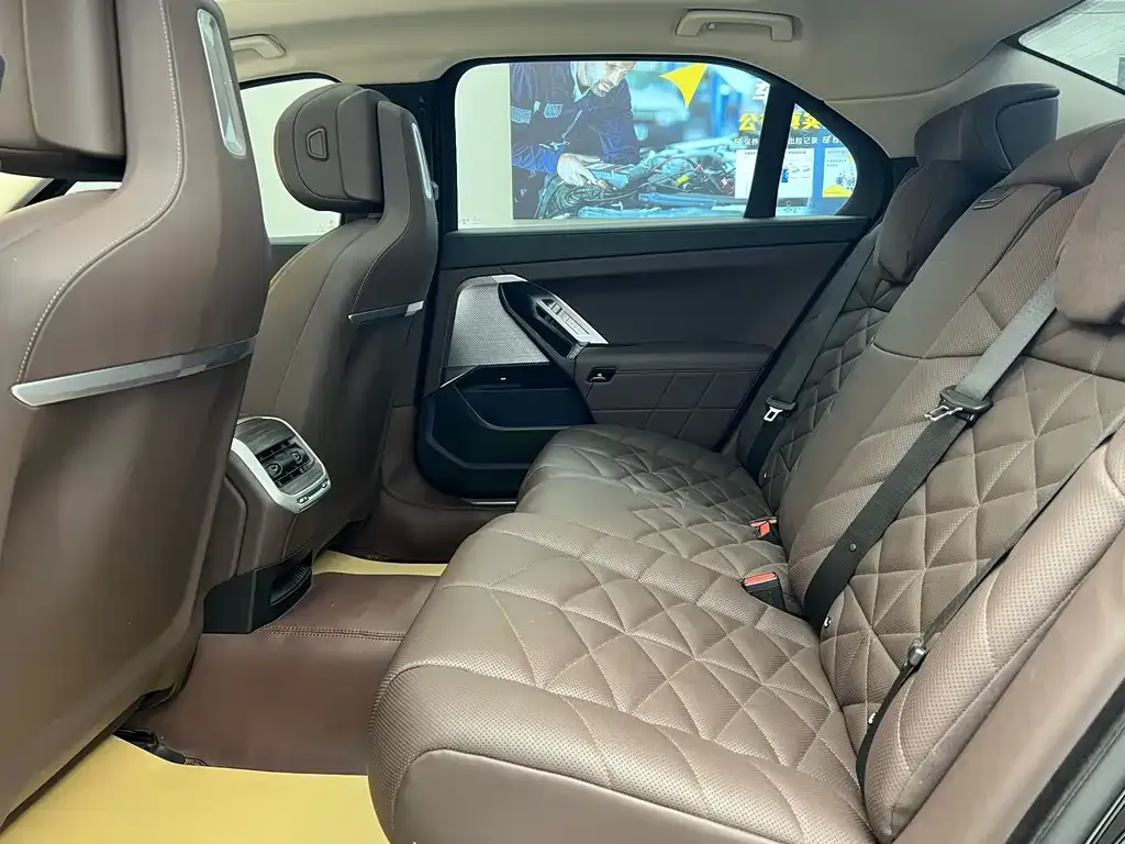 BMW 7 Series 2023 из CN, фото 7