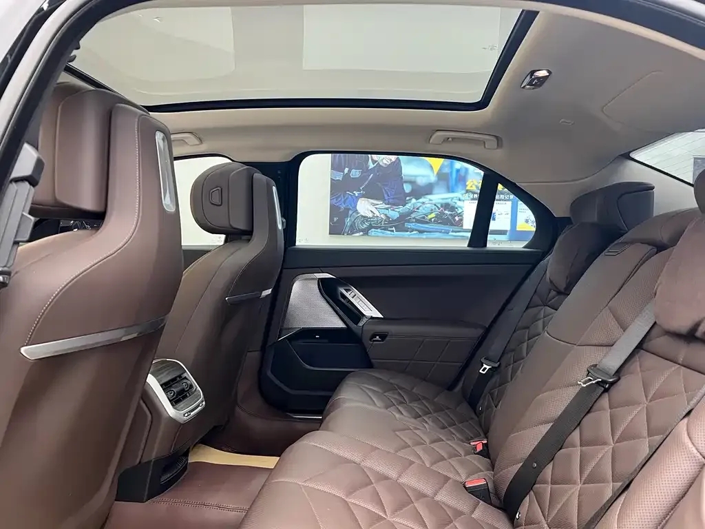 BMW 7 Series 2023 из CN, фото 6