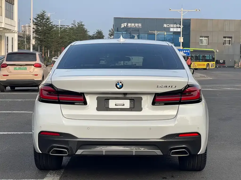 BMW 5 Series 2023 из CN, фото 3