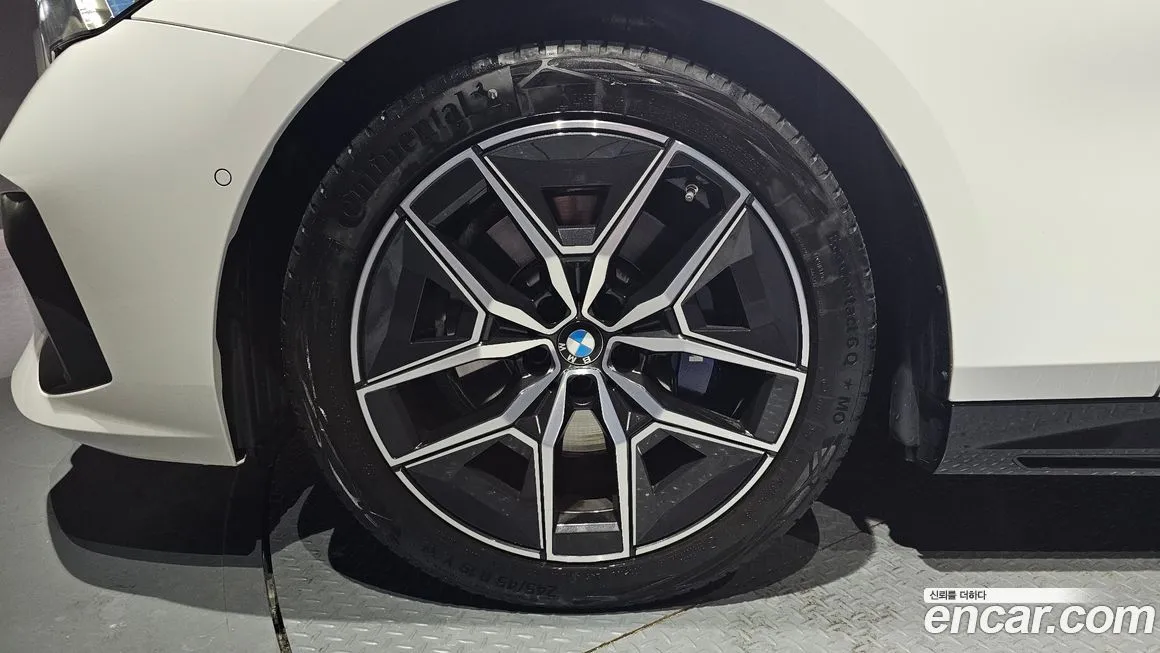 BMW 5-Series 2025 из KR, фото 8