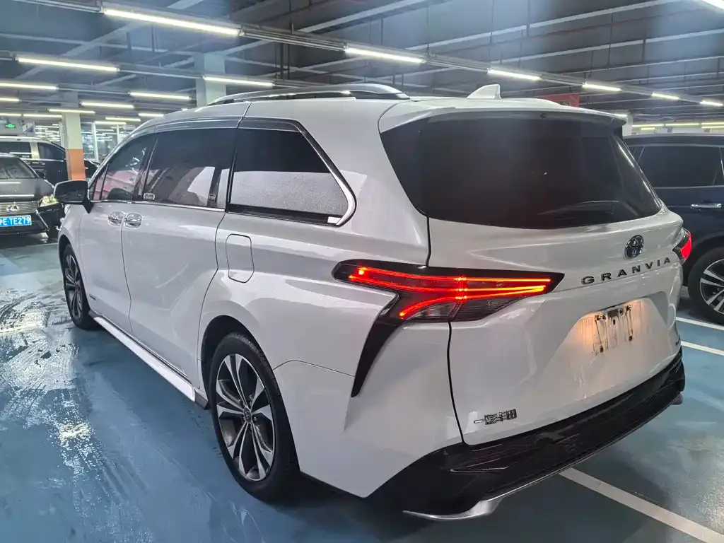 Toyota Granvia 2024 из CN, фото 6
