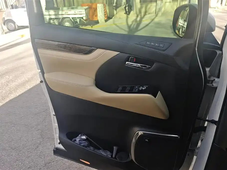 Toyota Alphard — фото 4