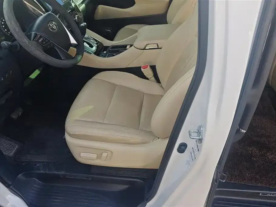 Toyota Alphard — фото 2