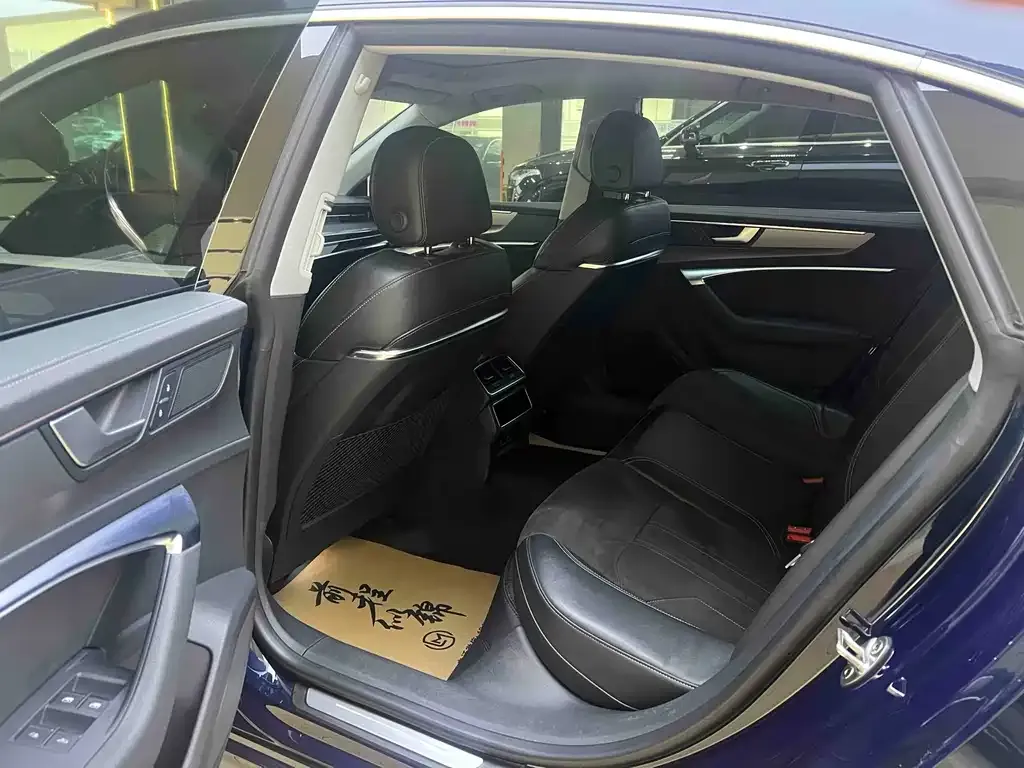 Audi A7L 2023 из CN, фото 9