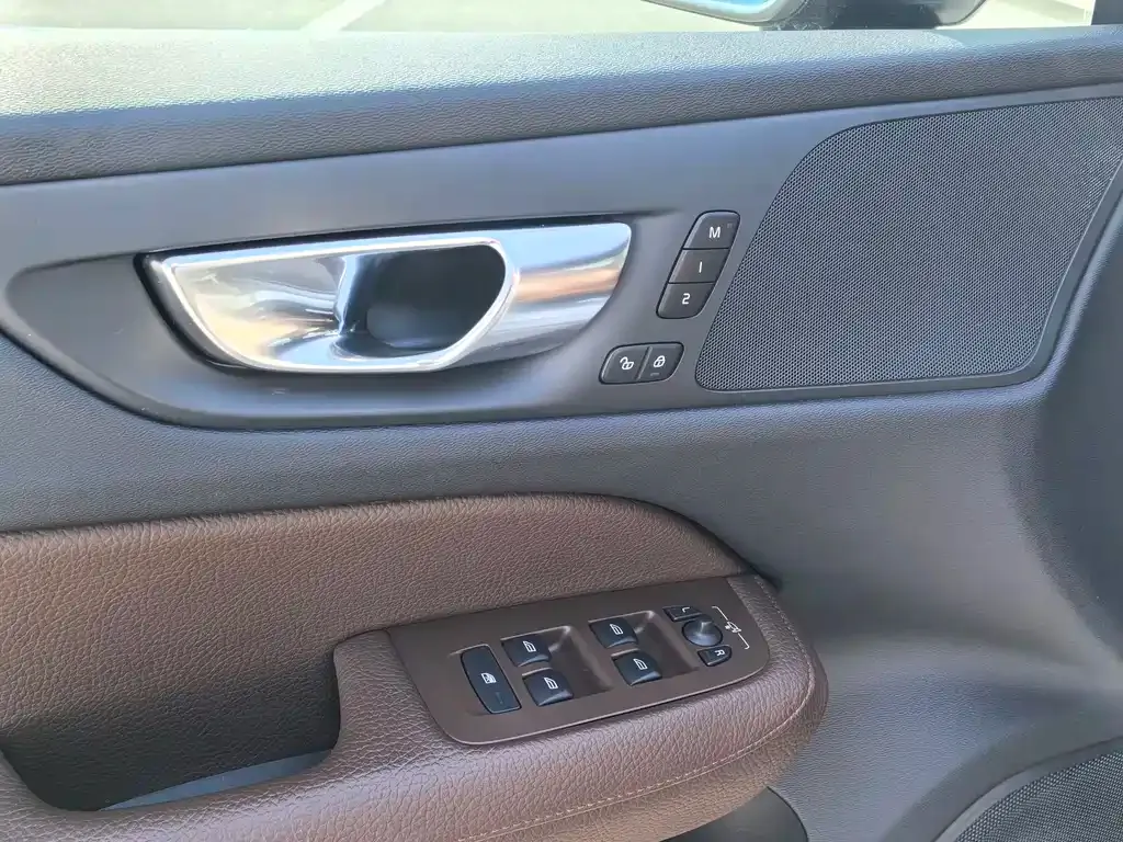 Volvo S60 — фото 10