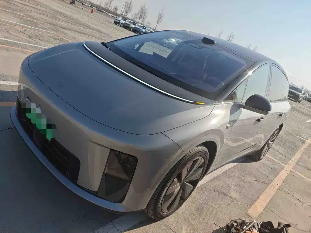 Li Auto i8 — фото 1
