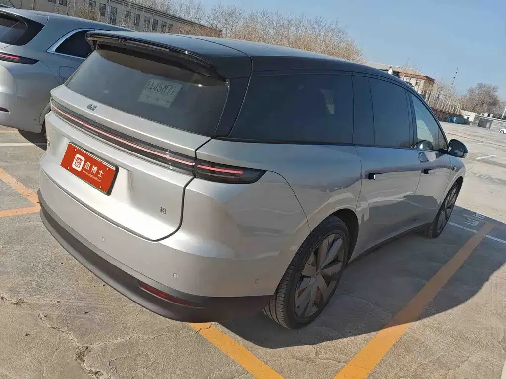 Li Auto i8 — фото 10