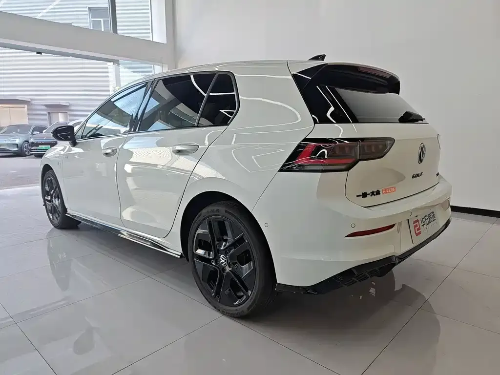 Volkswagen Golf 2024 из CN, фото 9