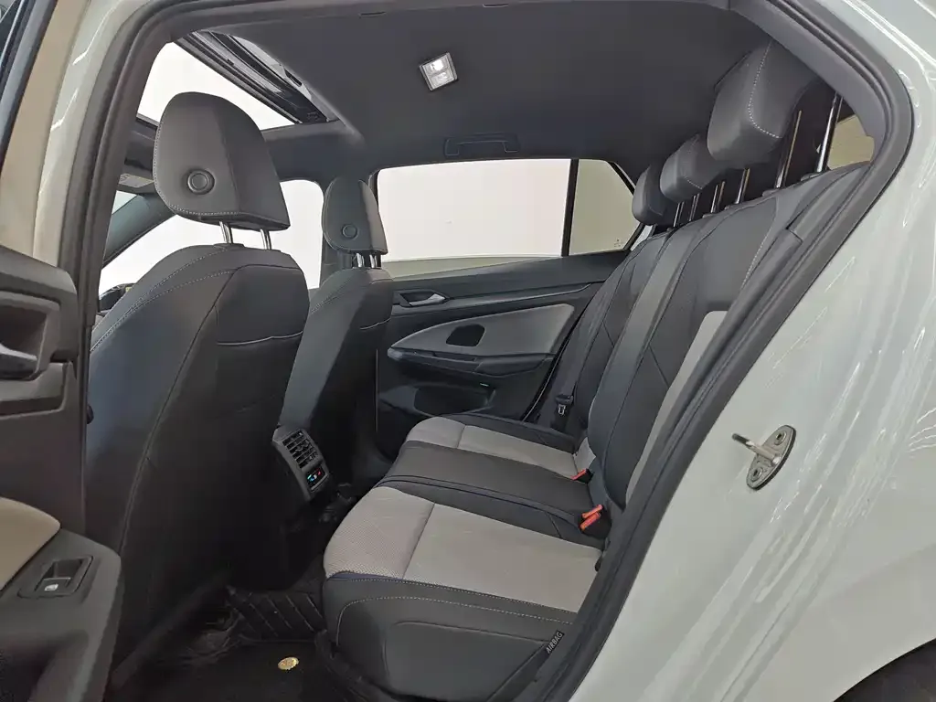 Volkswagen Golf 2024 из CN, фото 10