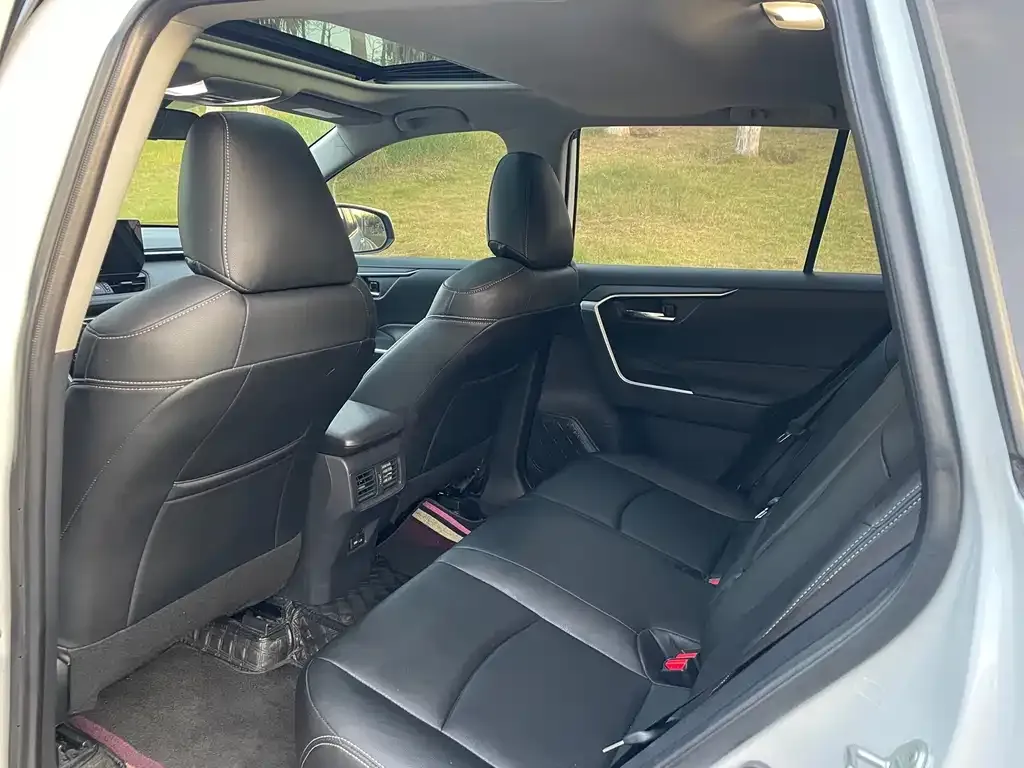 Toyota RAV4 2023 из CN, фото 2
