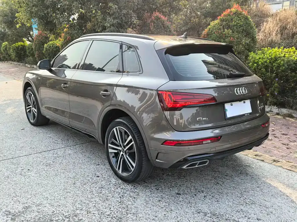 Audi Q5L — фото 10