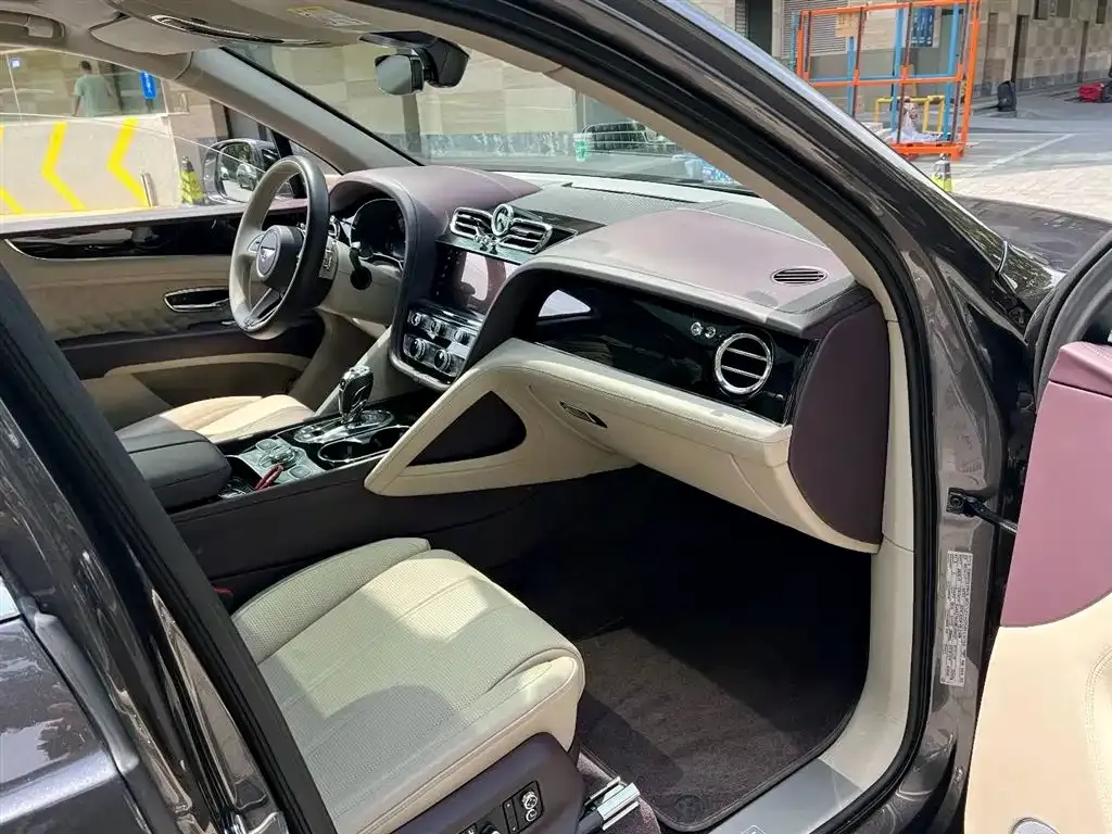 Bentley Bentayga 2021 из CN, фото 8