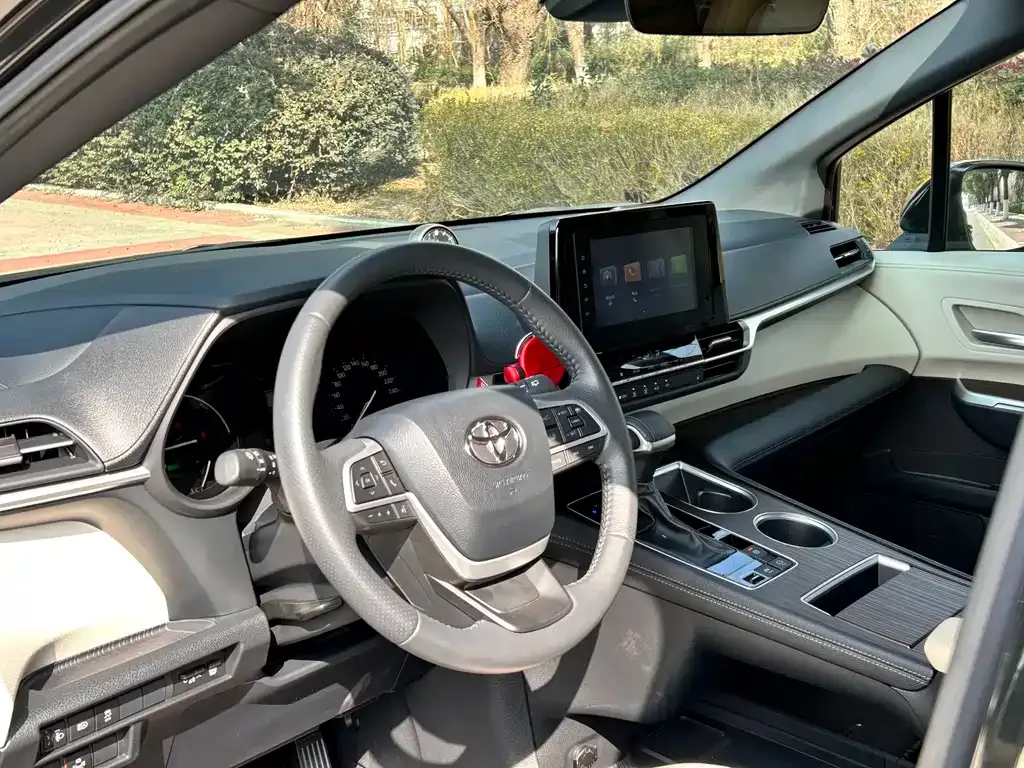 Toyota Sienna 2024 из CN, фото 2