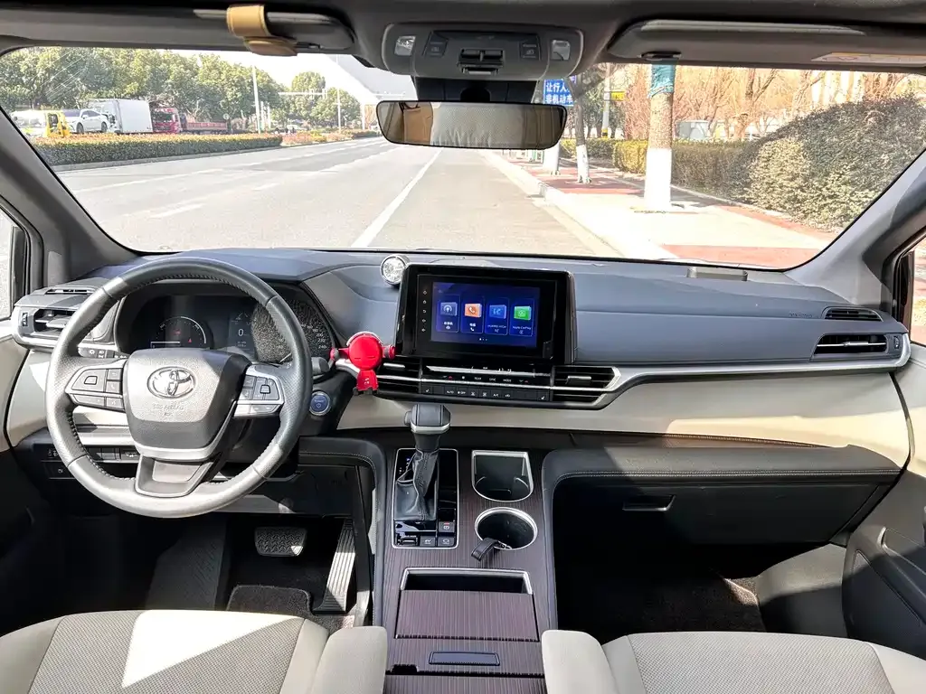 Toyota Sienna 2024 из CN, фото 6