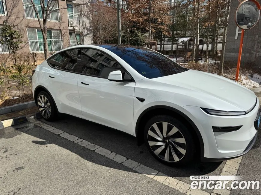 Tesla Model Y — фото 10