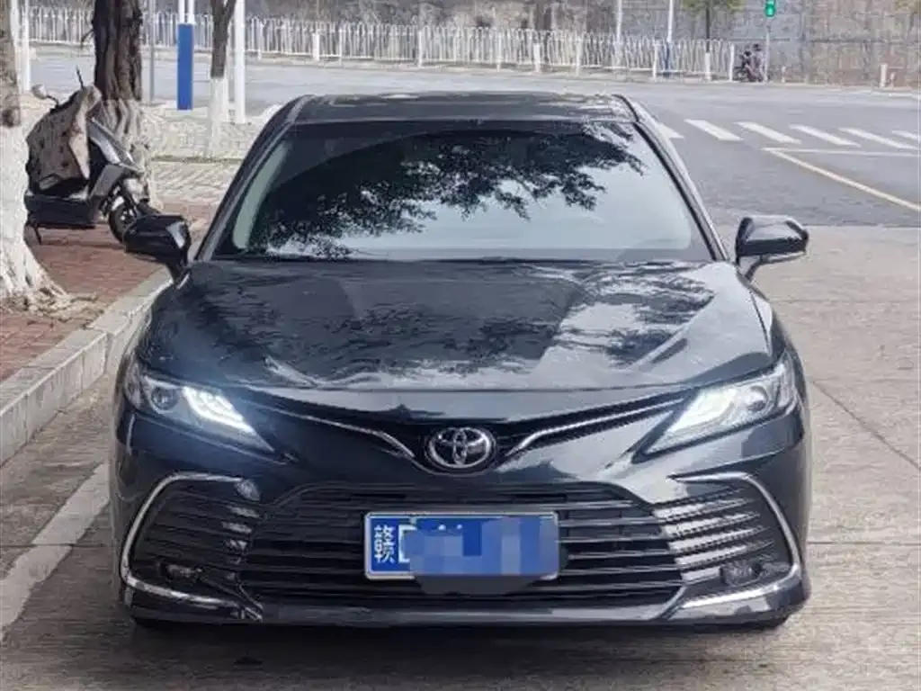 Toyota Camry — фото 1