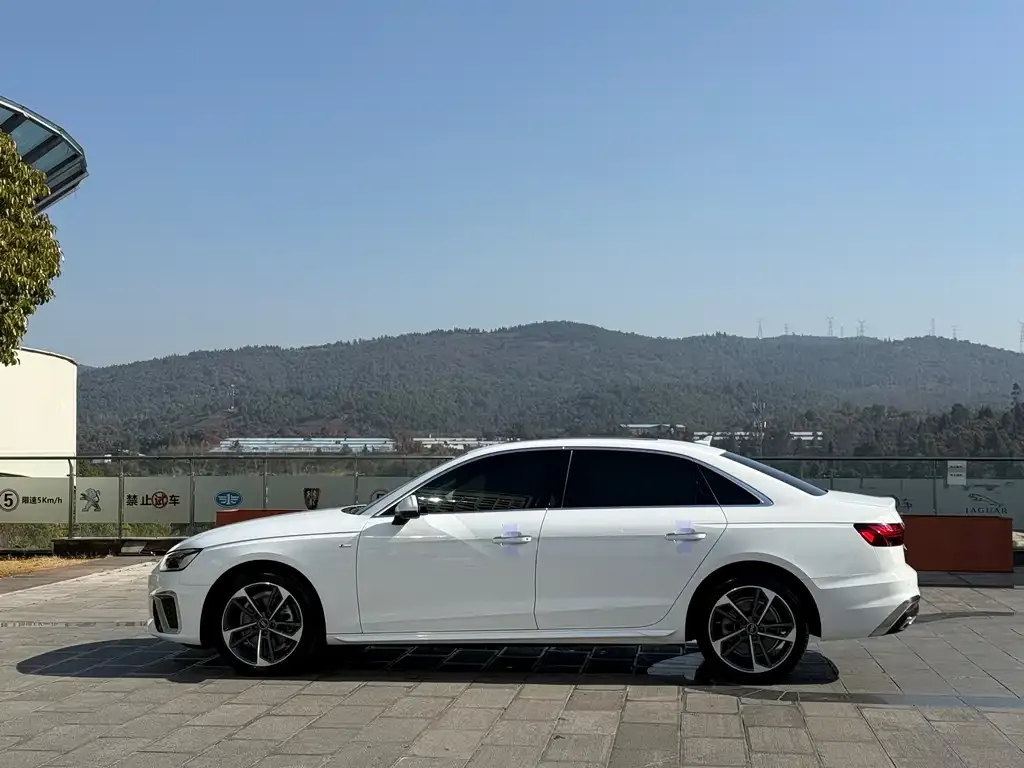 Audi A4L 2022 из CN, фото 6