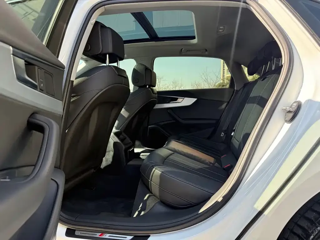 Audi A4L 2022 из CN, фото 4