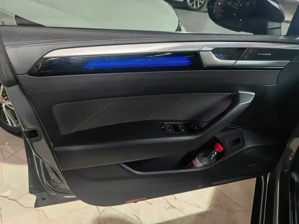 Volkswagen CC 2023 из CN, фото 7