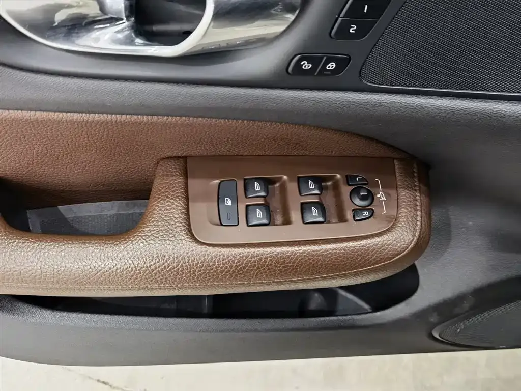 Volvo S60 — фото 10