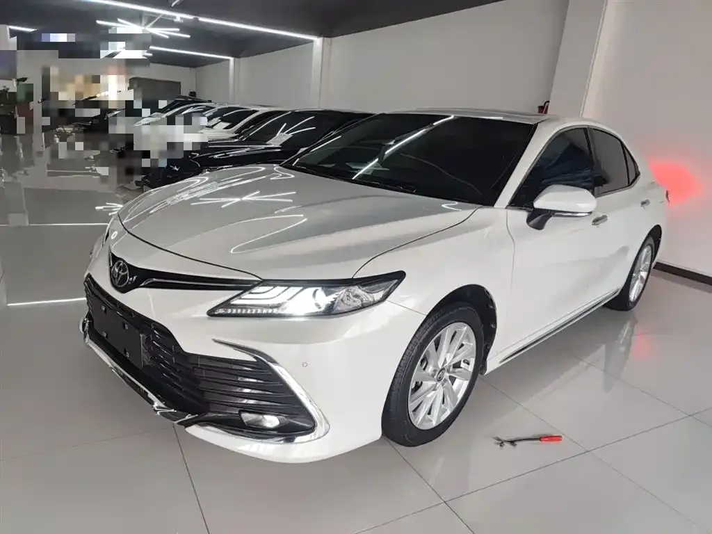 Toyota Camry — фото 1