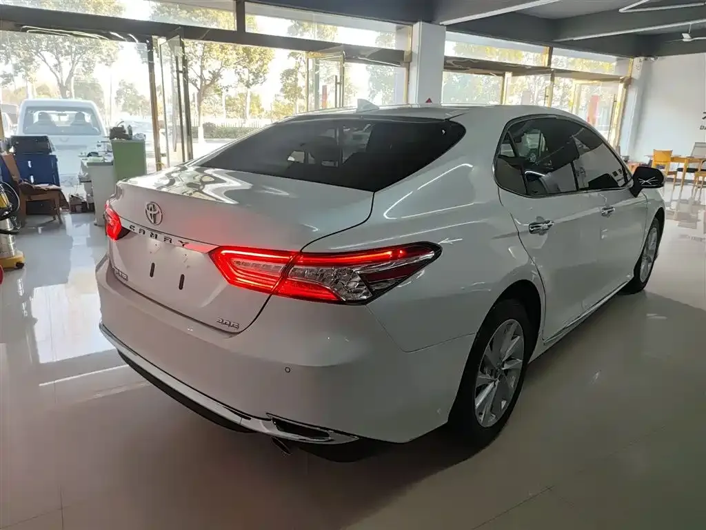 Toyota Camry — фото 4
