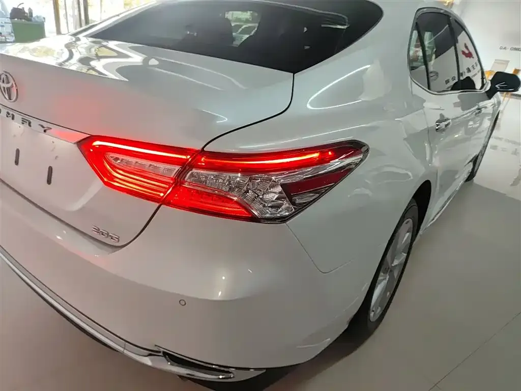 Toyota Camry — фото 3