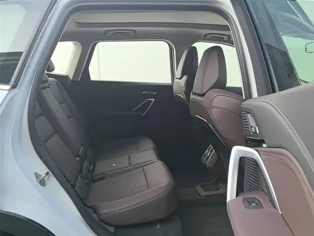 BMW iX1 2025 из CN, фото 4